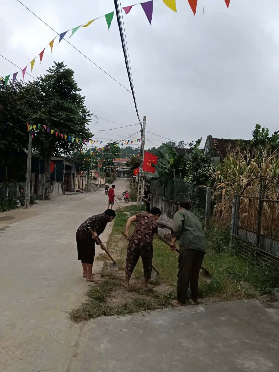 Người cao tuổi xã Vĩnh Tường luôn gương mẫu trong công tác vệ sinh môi trường