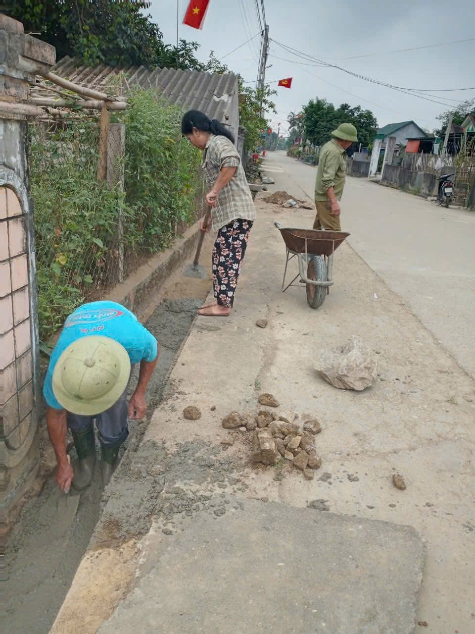 Ngoài tham gia dọn vệ sinh, người dân xã Vĩnh Tường còn tình nguyện hiến đất mở đường để ngõ xóm ngày càng đẹp và rộng hơn