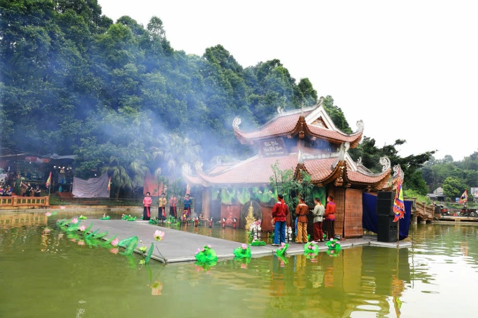 Múa rối nước thu hút du khách tại Lễ hội Đền Hùng 2026