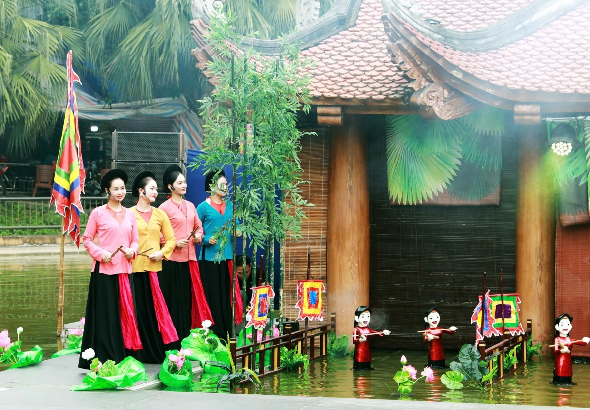 Múa rối nước thu hút du khách tại Lễ hội Đền Hùng 2026