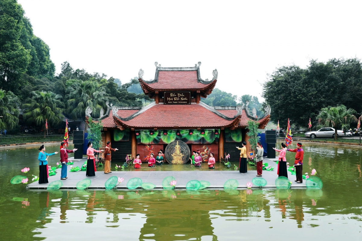 Múa rối nước thu hút du khách tại Lễ hội Đền Hùng 2026