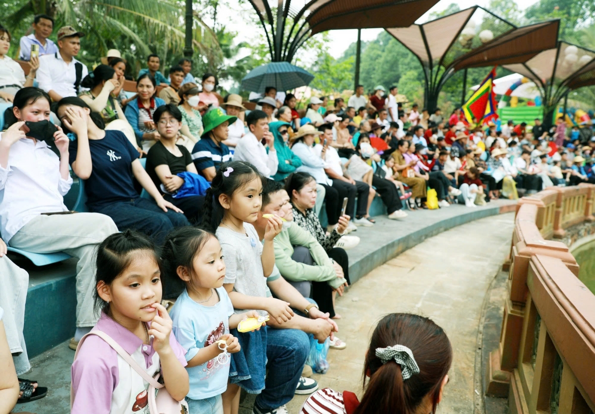 Múa rối nước thu hút du khách tại Lễ hội Đền Hùng 2026