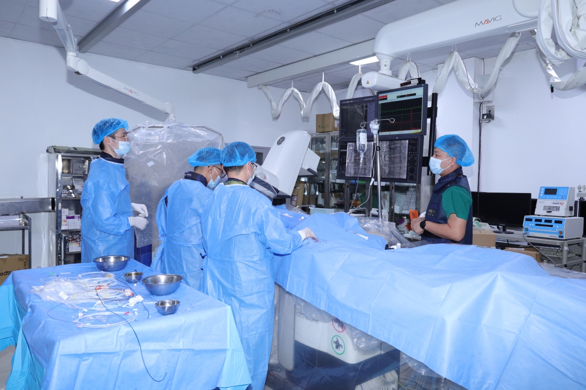 Can thiệp mạch vành trong “giờ vàng” cứu sống bệnh nhân nhồi máu cơ tim cấp người nước ngoài