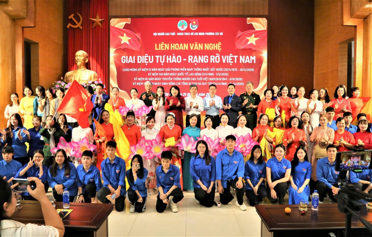 Các đại biểu cùng nghệ sỹ, diễn viên chụp ảnh lưu niệm