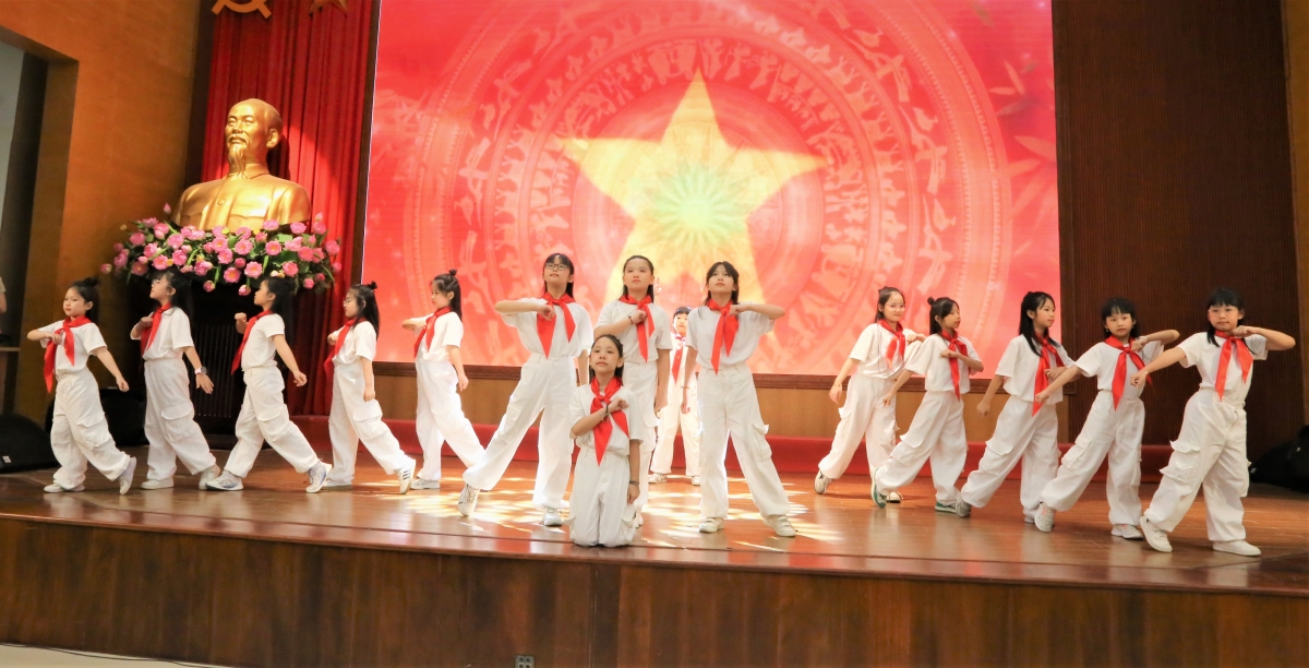 “Rạng rỡ Việt Nam” - Khi người cao tuổi tiếp lửa cho tuổi trẻ