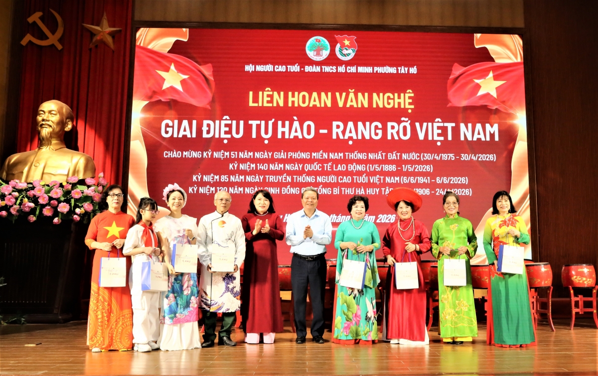 Ban tổ chức tặng quà cho các đoàn tham gia chương trình