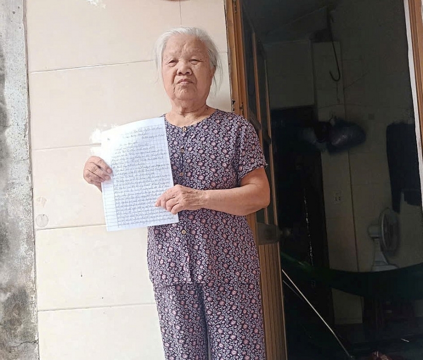 Cụ Trần Thị Sênh, 83 tuổi, mong muốn chính quyền địa phương hỗ trợ cấp quyền sử dụng trên mảnh đất gia đình đã sử dụng nhiều năm nay.