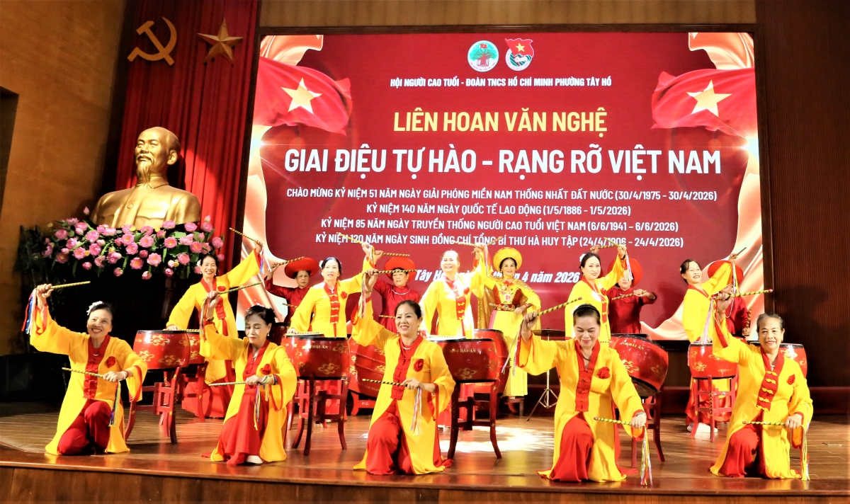 Tiết mục trống hội sôi động mở đầu chương trình