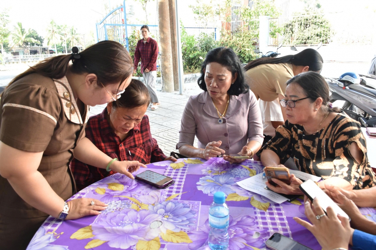 Tân Thạnh ra mắt mô hình “Người cao tuổi đồng hành chuyển đổi số”