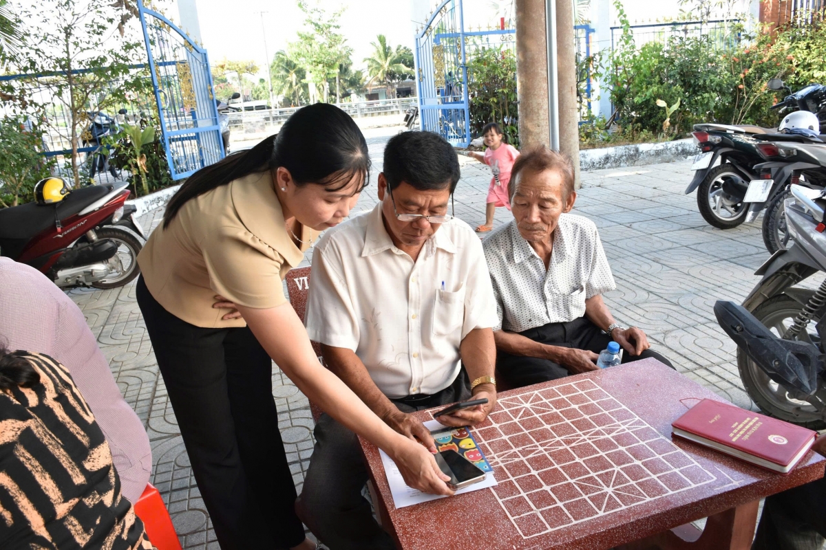 Tân Thạnh ra mắt mô hình “Người cao tuổi đồng hành chuyển đổi số”