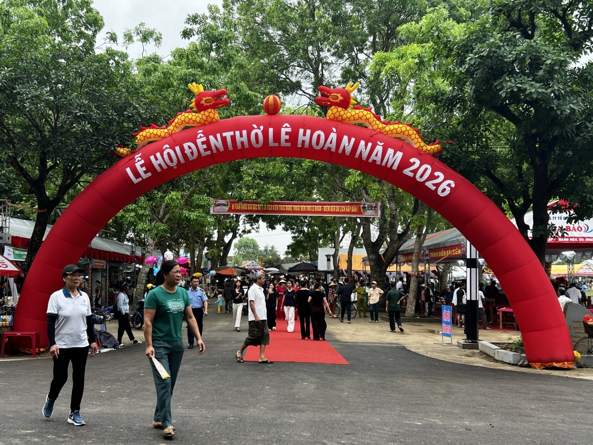 Lễ hội Đền thờ lê Hoàn thu hút nhiều du khách mọi miền tham dự