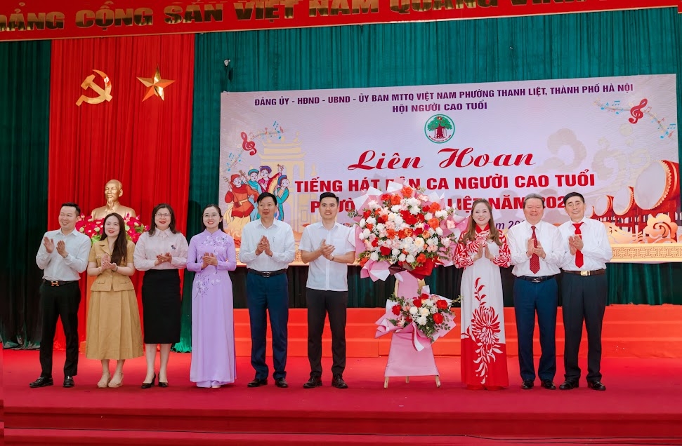 Lãnh đạo Hội NCT TP Hà Nội và lãnh đạo phường Thanh Liệt tặng hoa chúc mừng Chương trình