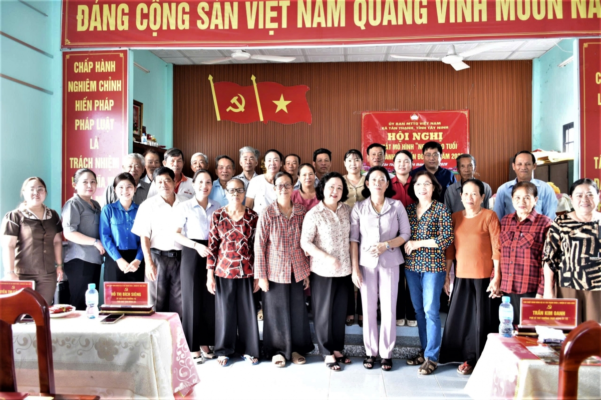 Tân Thạnh ra mắt mô hình “Người cao tuổi đồng hành chuyển đổi số”