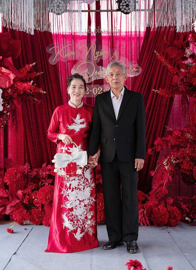 Vợ chồng ông Chắt trong ngày vui của cháu gái.