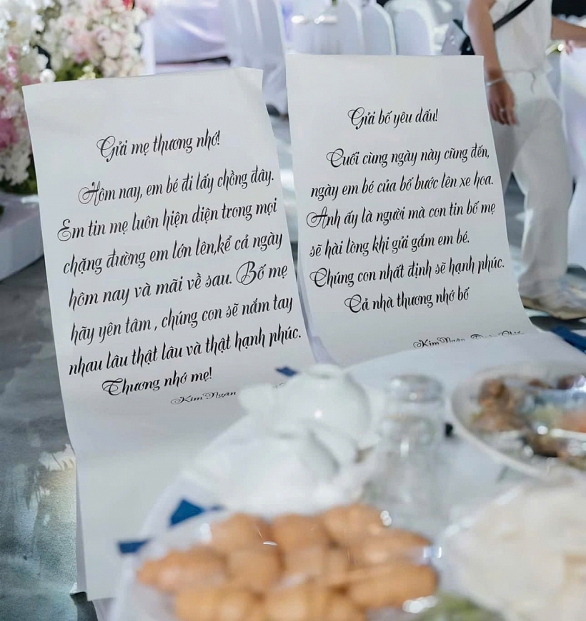 Ở vị trí trang trọng nhất sát sân khấu, Ngân đặt hai chiếc ghế trống, trên đó là những bức thư tay gửi đến cha mẹ.