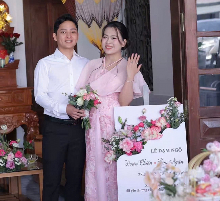 Hai chiếc ghế trống trong lễ cưới và câu chuyện 20 năm ông bà nuôi cháu nên người