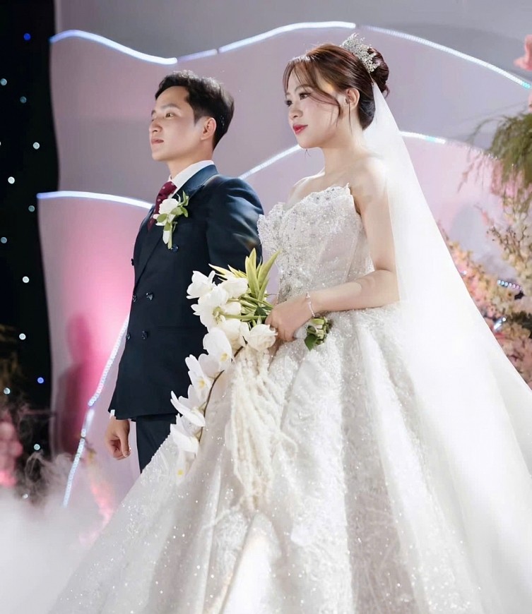 Chú rể Quyết Chiến và cô dâu Kim Ngân rạng ngời trong ngày hạnh phúc