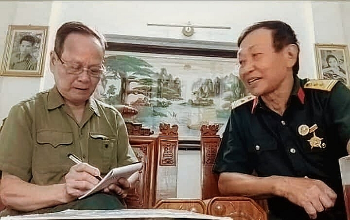 Tác giả (bên trái) và ông Nguyễn Ngọc Nghiêm.