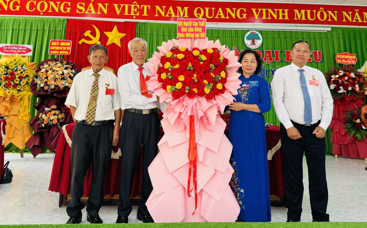 Hội Người cao tuổi tỉnh tặng hoa cho Đại hội