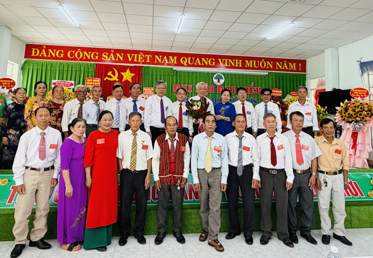 BCH Hội Người cao tuổi xã ra mắt và chụp hình lưu niệm với lãnh đạo Tỉnh hội, lãnh đạo xã