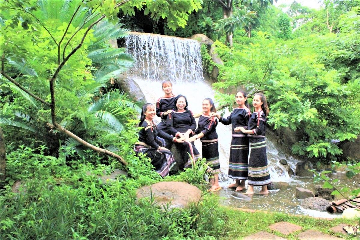 Bà Nguyễn Thị Ngọc Anh (thứ 3 bên trái), người đã góp phần hồi sinh dòng suối Kotam