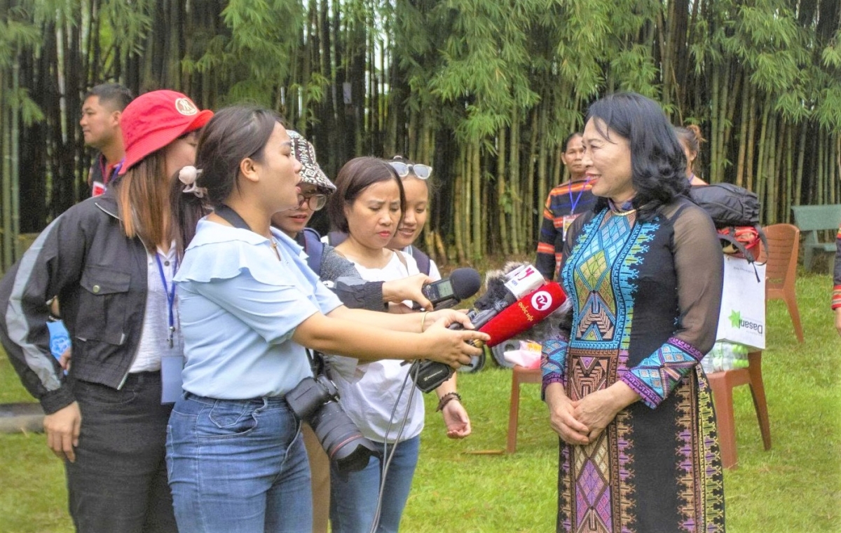 Bà Nguyễn Thị ngọc Anh trả lời phỏng vấn báo chí