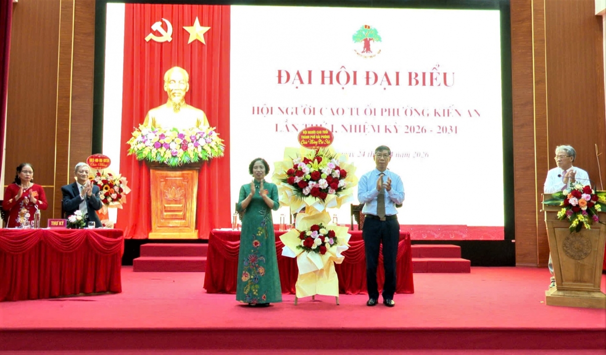 Hội NCT TP Hải Phòng tặng hoa chúc mừng Đại hội