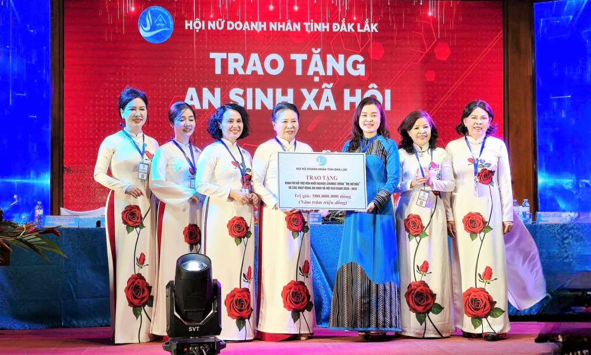 Hội Nữ doanh nhân tỉnh Đắk Lắk trao kinh phí cho Hội LHPN tỉnh hỗ trợ vốn chương trình phụ nữ khởi nghiệp và an sinh xã hội.