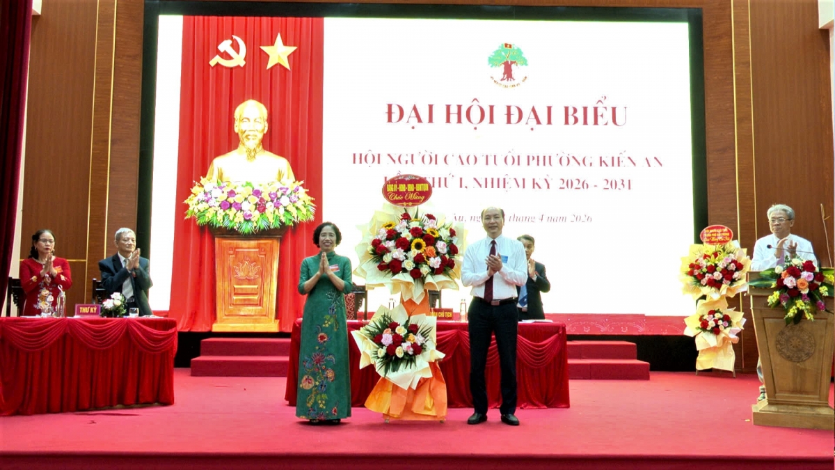 Lãnh đạo phường Kiến An tặng hoa chúc mừng Đại hội