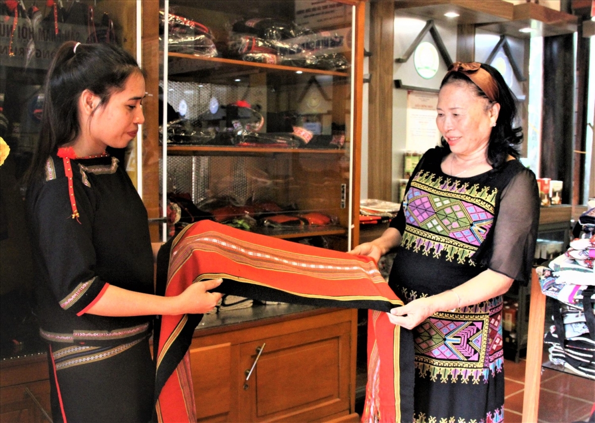 Nữ doanh nhân Nguyễn Thị Ngọc Anh (bên phải) luôn mong muốn giữ gìn bản sắc văn hóa các DTTS Tây Nguyên mãi trường tồn