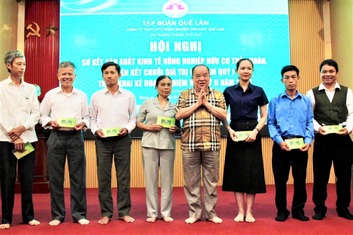 Ông Nguyễn Hồng Lam trao thưởng cho các cá nhân xuất sắc