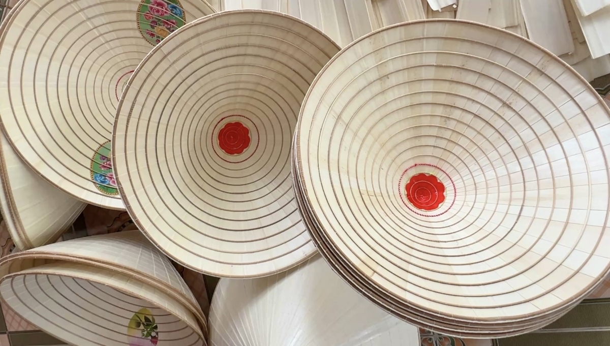 Nghề làm nón lá đem lại thu nhập khoảng 14,3 tỷ đồng/năm cho người dân xã Trường Văn