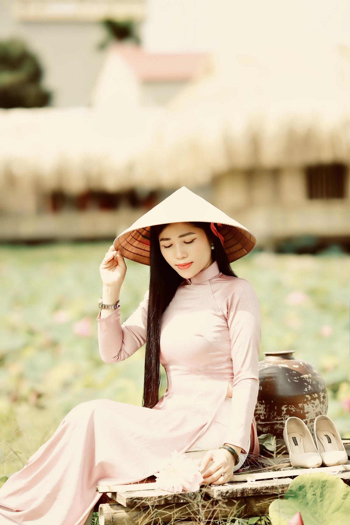 Hình ảnh cô gái Việt Nam mặc áo dài truyền thống, che nghiêng vành nón lá là một hình ảnh đẹp, duyên dáng, vô cùng quen thuộc và thân thương