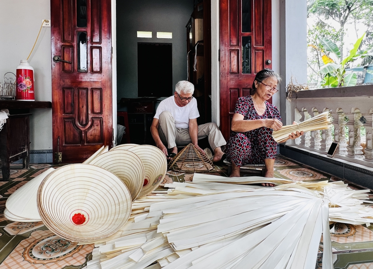 Ông Nguyễn Thanh Châu (70 tuổi), bà Nguyễn Thị Sử (66 tuổi) đều là thợ làm nón lá có thâm niên gần 60 năm ở Trường Văn
