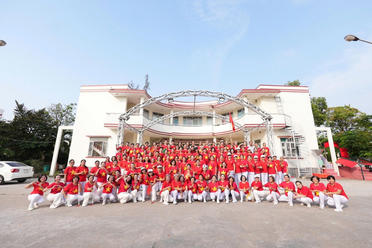 Ấn tượng màn đồng diễn của NCT phường Hiệp Bình kỷ niệm Ngày Giải phóng miền Nam, thống nhất đất nước