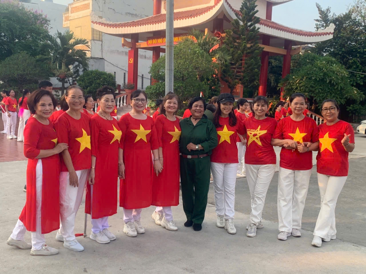 Ấn tượng màn đồng diễn của NCT phường Hiệp Bình kỷ niệm Ngày Giải phóng miền Nam, thống nhất đất nước