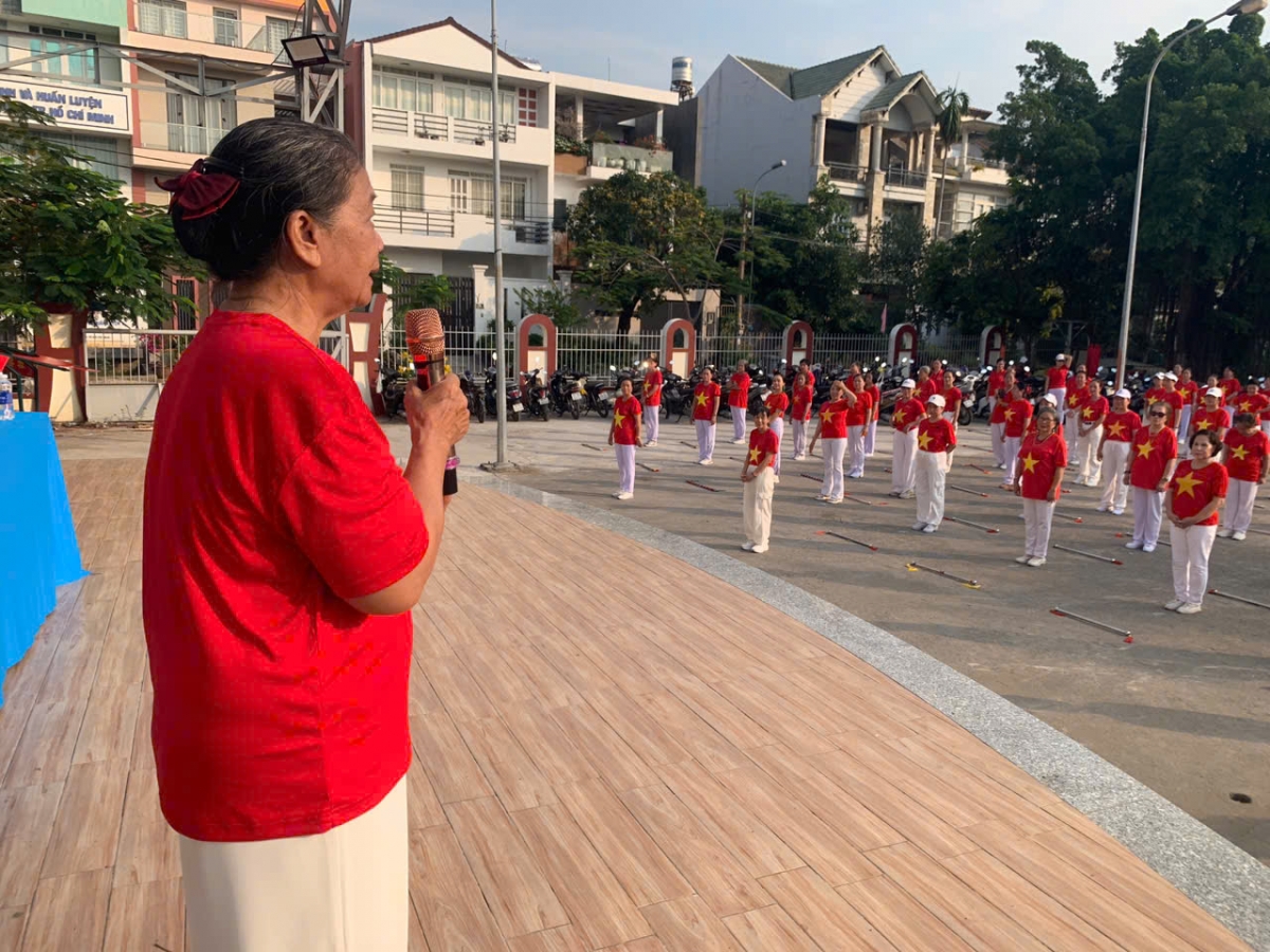 2.	Bà Đinh Thị Gái phát biểu khai mạc 