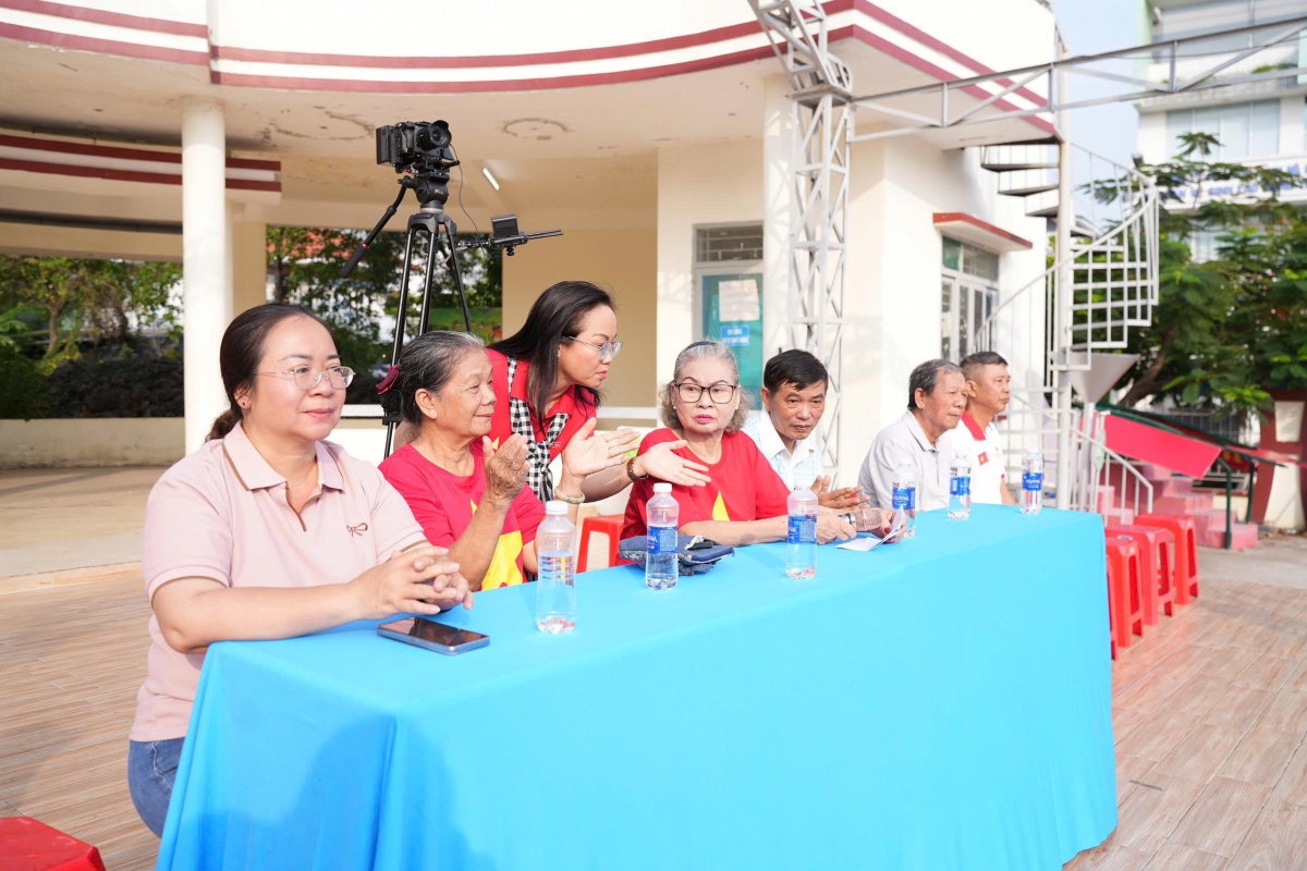 1.	Các đại biểu tham dự chương trình