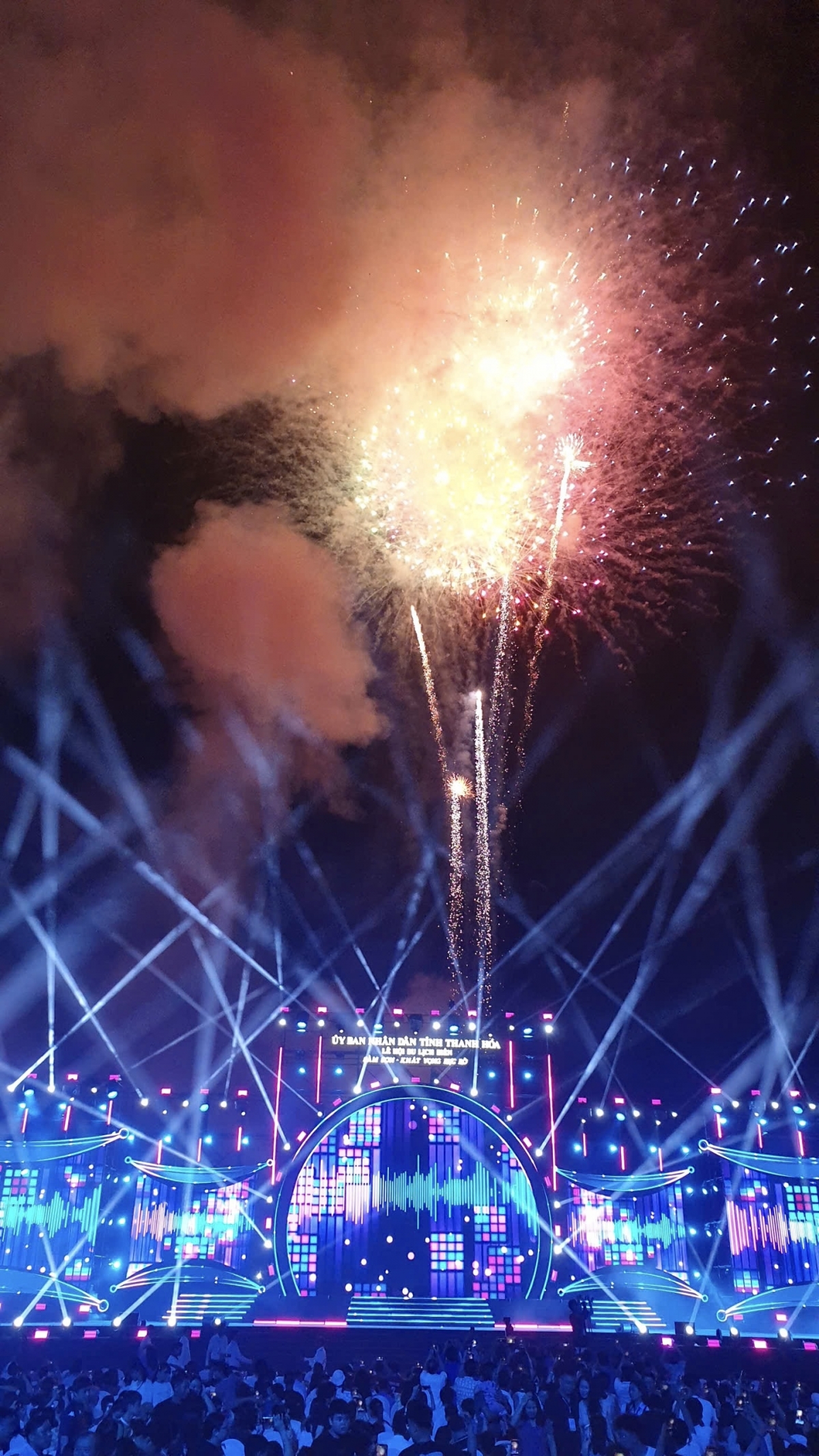 Bắn pháo hoa tại Lễ hội du lịch biển Sầm Sơn năm 2026