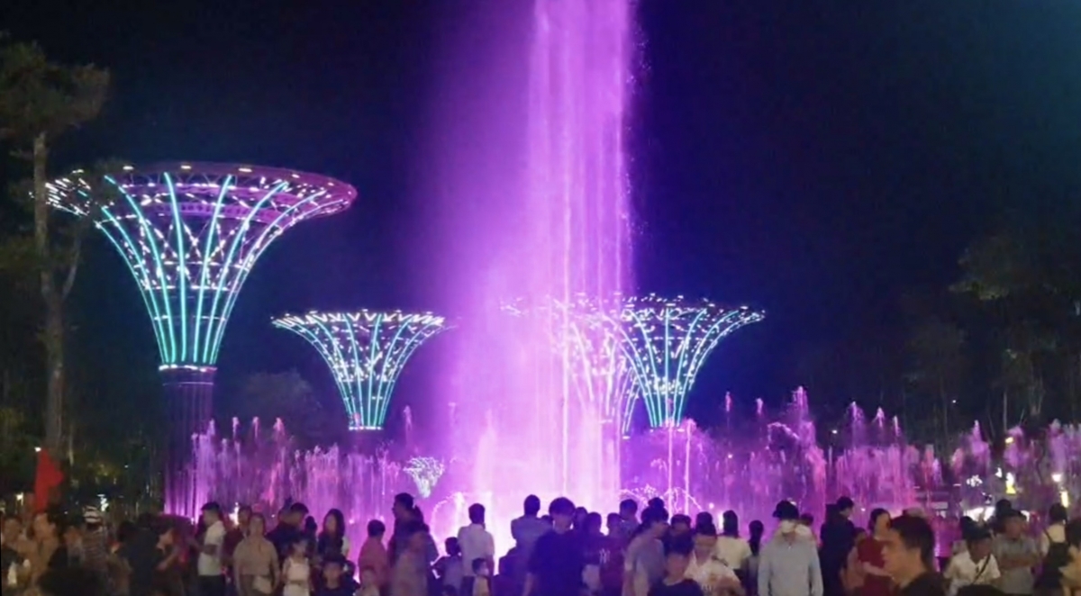 Biểu diễn nhạc nước tại quảng trường biển Sầm Sơn thu hút đông đảo du khách