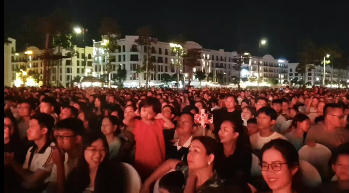 Hàng ngàn đại biểu, du khách và người dân địa phương tham dự Lễ hội du lịch biển Sầm Sơn