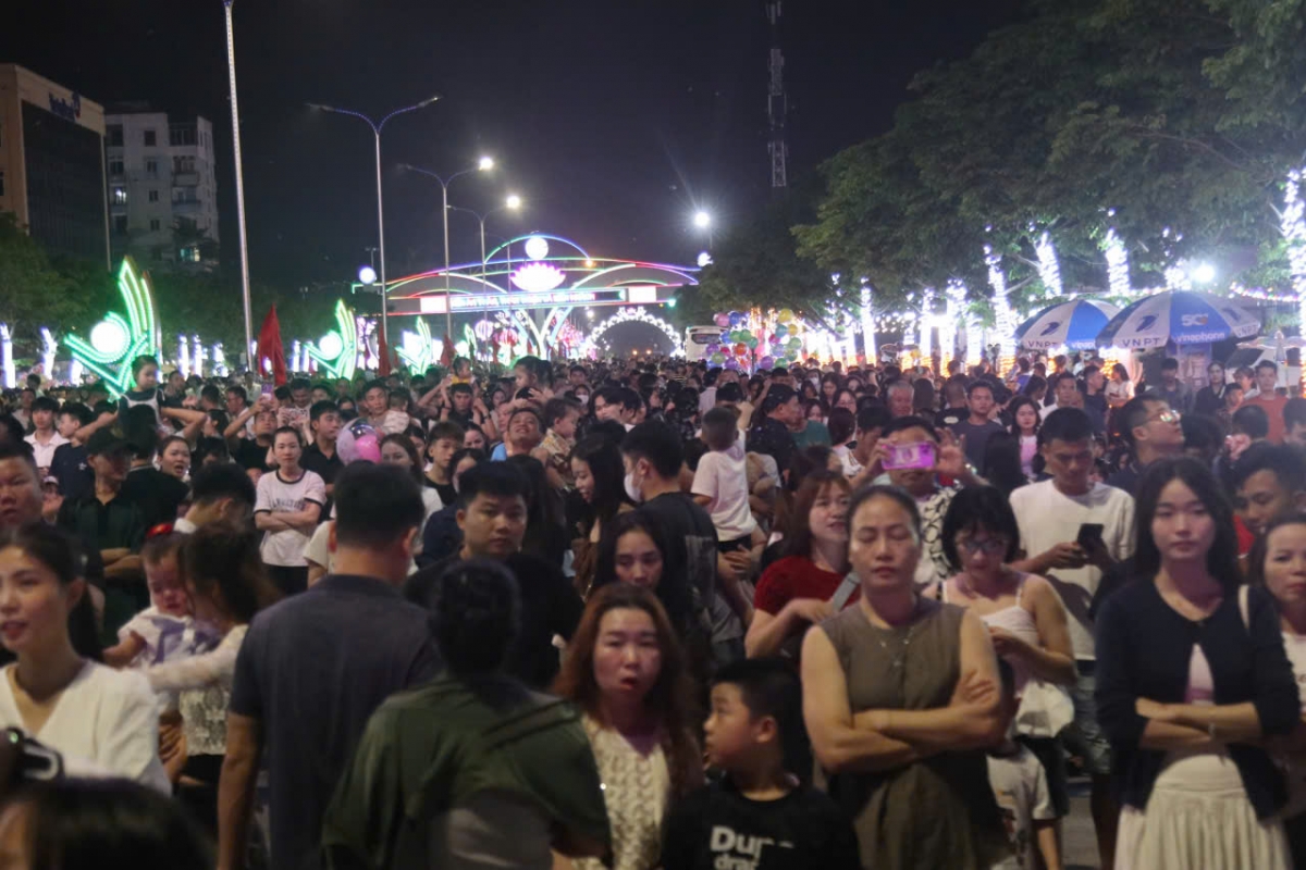 Đêm khai mạc đã thu hút đông đảo du khách về với biển Cửa Lò