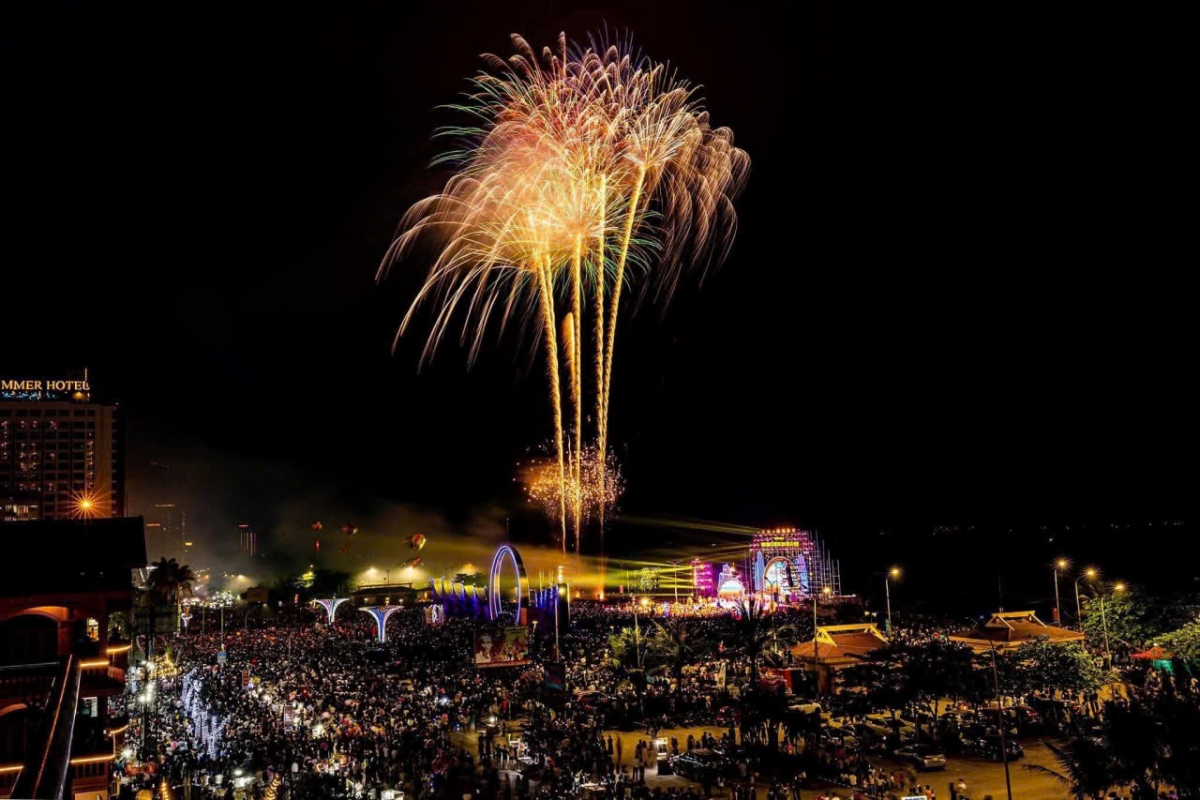 Khép lại đêm khai mạc là màn pháo hoa rực rỡ bầu trời biển Cửa Lò