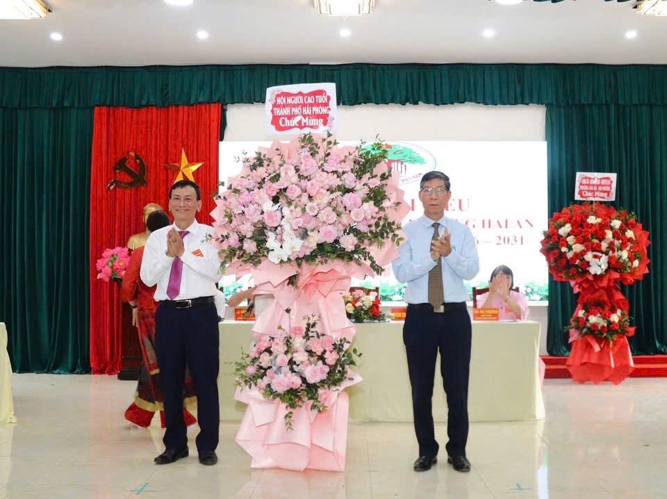 ông Lê Văn nhã - Chủ tịch Hội Người cao tuổi TP Hải Phòng tặng hoa chúc mừng Đại hội.