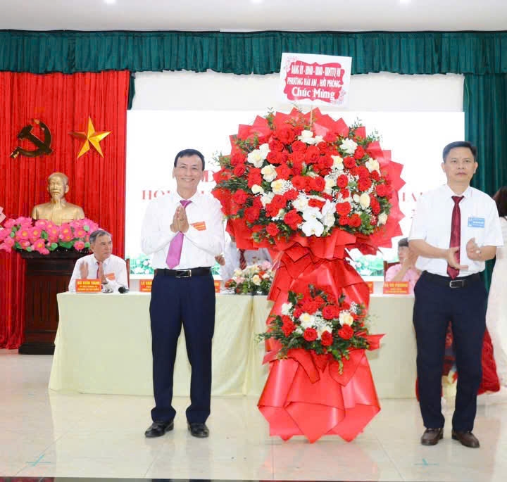 Đại diện lãnh đạo phường Hải An tặng hoa chúc mừng Đại hội.