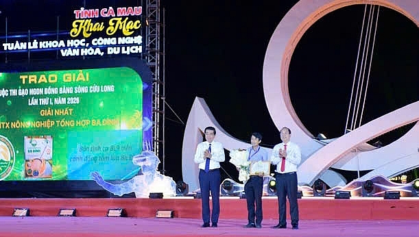 Ông Nguyễn Hồ Hải, Bí thư Tỉnh ủy Cà Mau và ông Võ Văn Dũng, nguyên Phó Ban Thường trực Ban Nội chính Trung ương trao giải Nhất Cuộc thi “ Gạo ngon Đồng bằng sông Cửu Long lần thứ I năm 2026. ” cho HTX Nông nghiệp tổng hợp Ba Đình.