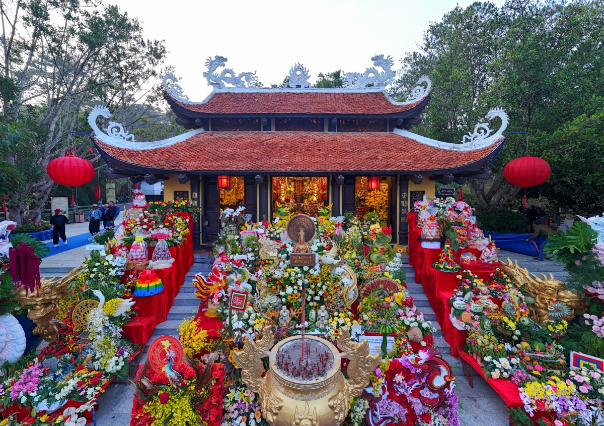 Đền thờ Âu Lạc trong khu du lịch  thác Prenn ở Lâm Đồng