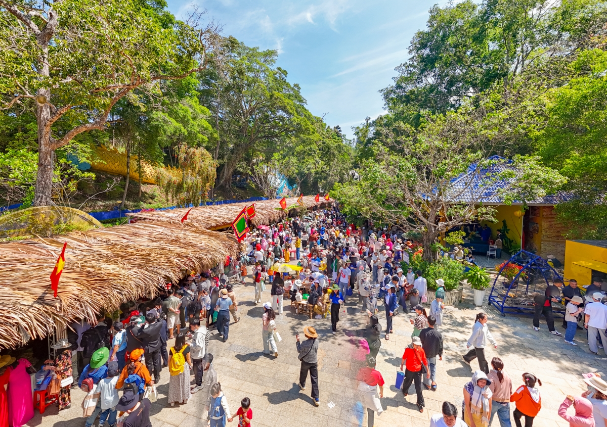 Người dân và du khách tại buổi lễ Giỗ tổ Hùng Vương ở Lâm Đồng