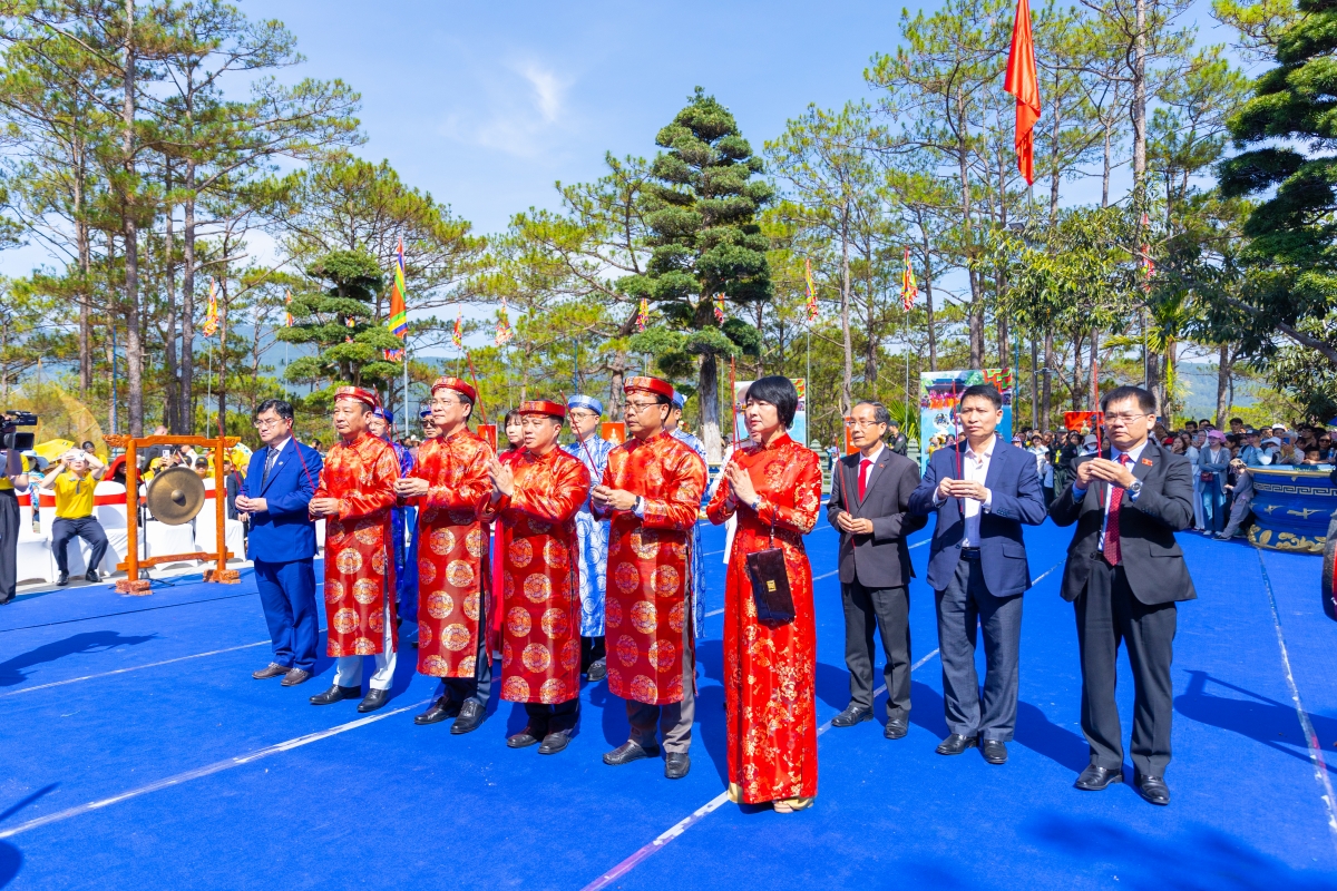 Lãnh đạo tỉnh Lâm Đồng  và đại biểu dâng hương tại Lễ Giỗ Tổ Hùng Vương