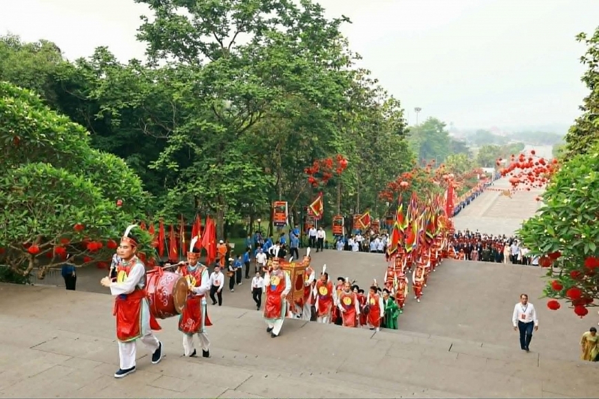 Đoàn nghi lễ khởi hành lên núi Nghĩa Lĩnh, nơi thờ tự các Vua Hùng. Ảnh: Lê Phú/Báo Tin tức và Dân tộc